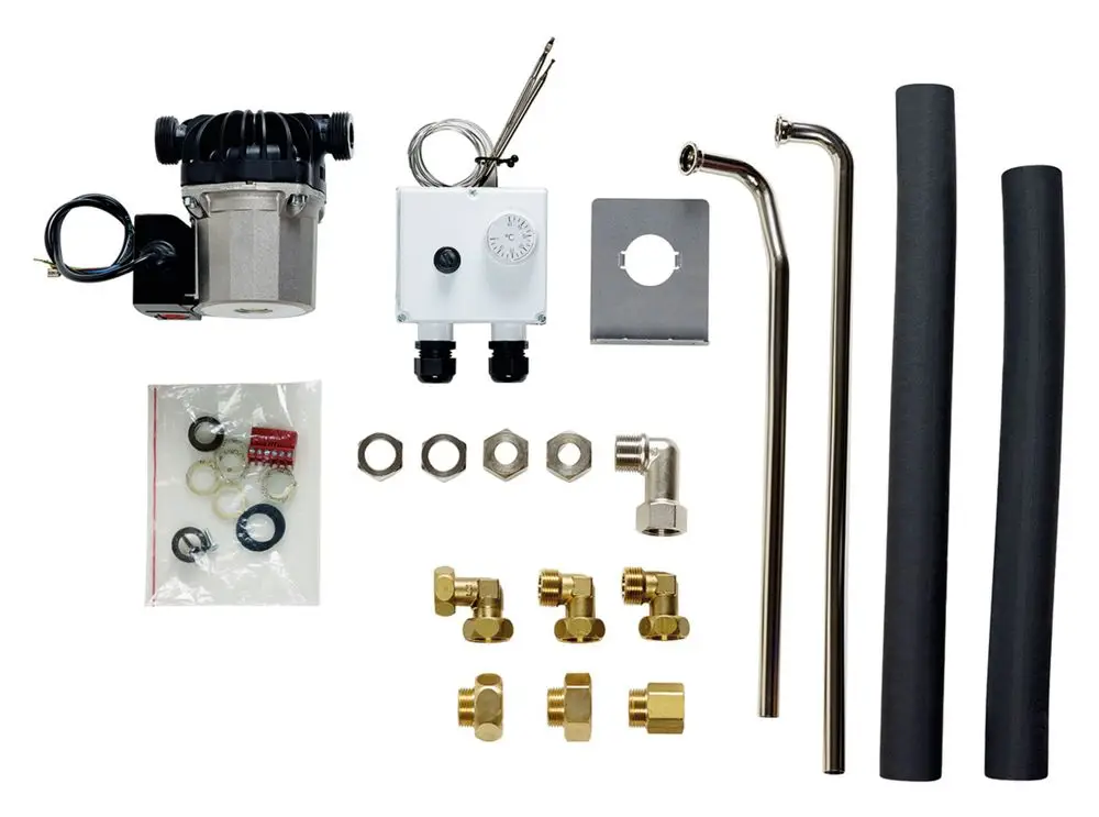 Vaillant Zubehörset mit einer Pumpe, einem Steuergerät, verschiedenen Armaturen, Rohren und Dichtungen für die Montage von Verrohrungen.
